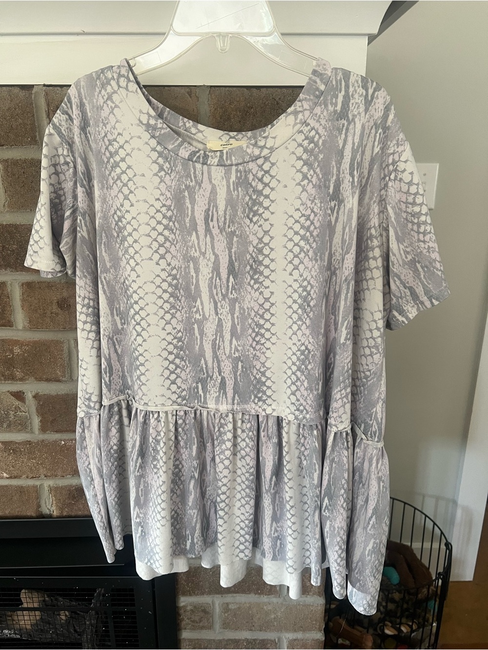 entro Gray Snake-Print Peplum Tunic